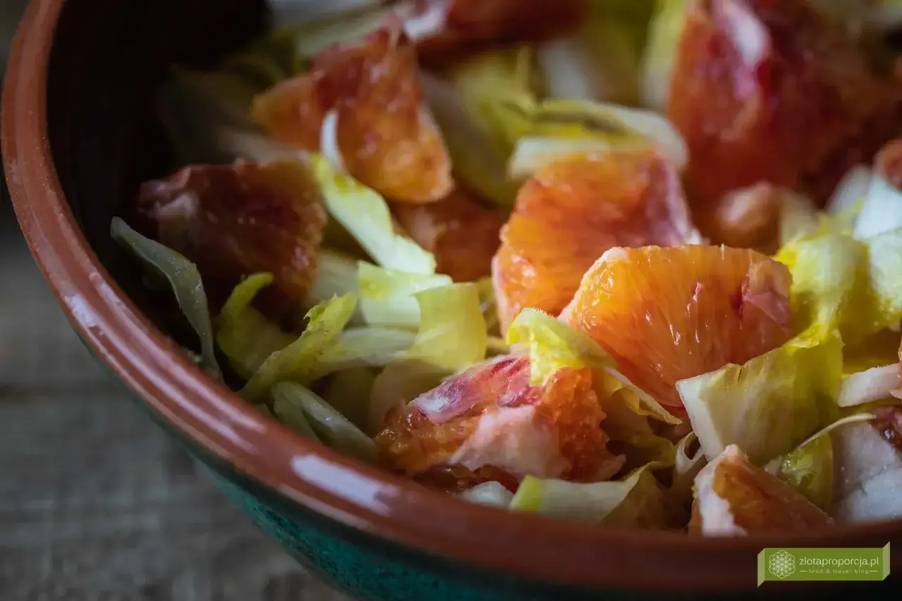 Jak zrobić sałatkę z cykorii bez goryczki? Sprawdzony przepis!