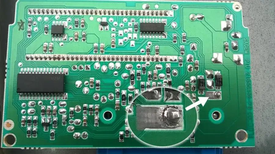 Gdzie jest sterownik centralnego zamka w Renault Kangoo? Oto lokalizacja
