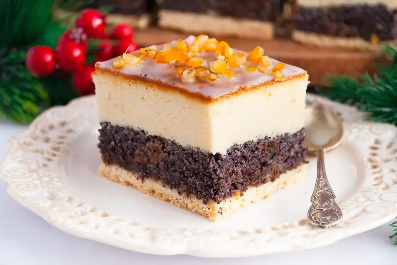 Pyszny kawałek ciasta z serem i makiem, idealny na święta. Ten przepis na ciasto z serem i makiem zachwyci każdego.