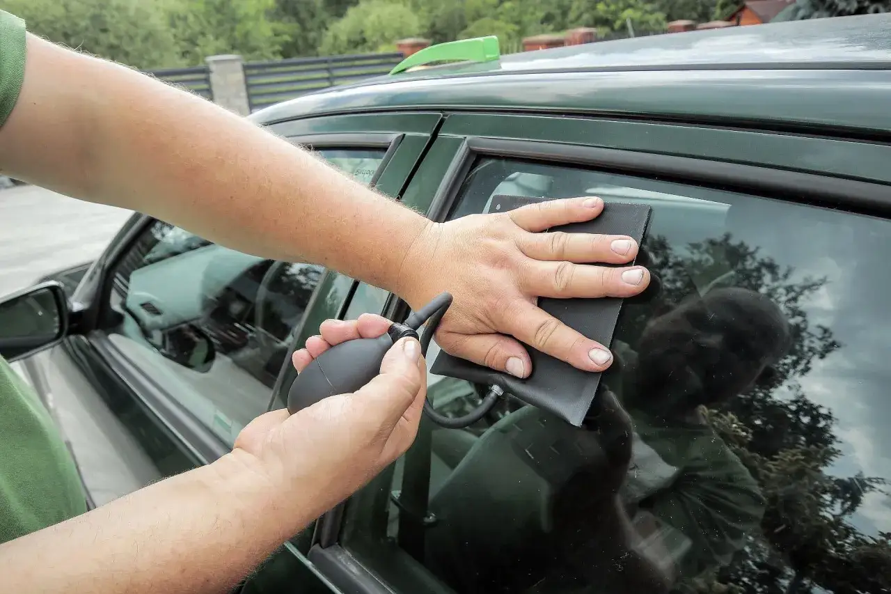 Zatrzaśnięte kluczyki w samochodzie? Jak otworzyć? Użyj pompki i klina, by lekko uchylić drzwi i dostać się do środka.