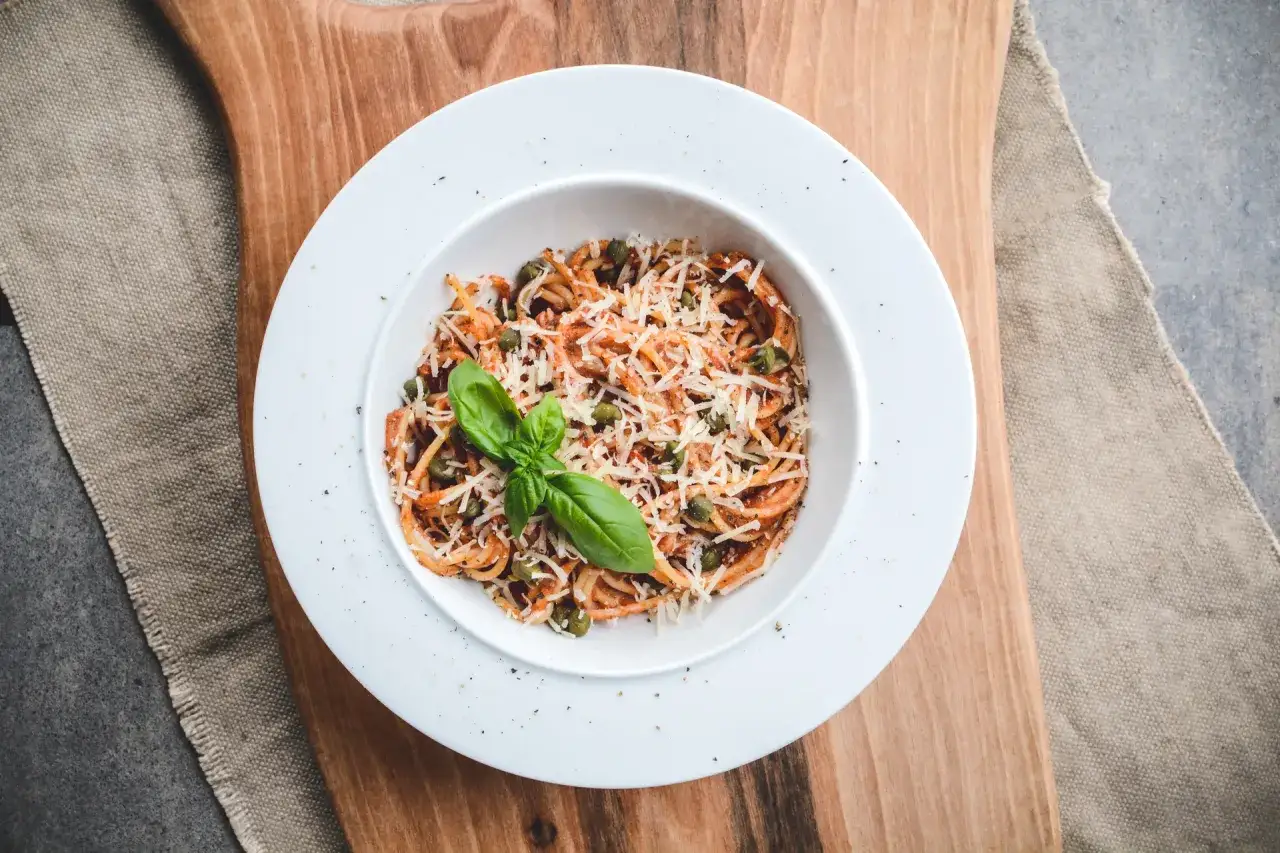 Najlepsze sosy do warzyw na patelni z makaronem - 5 przepisów