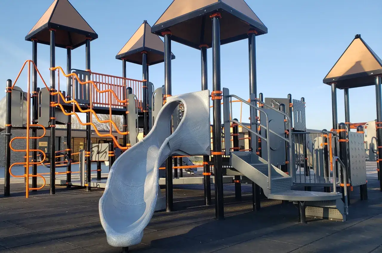 Jak znaleźć najlepszy i bezpieczny plac zabaw dla dziecka?