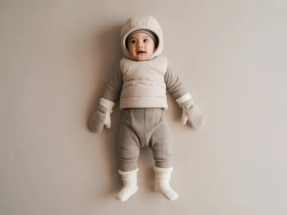 Dziecko pod kombinezon: Jak ubrać, by nie zmarzło ani spociło?