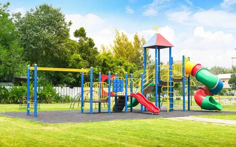 Od kiedy plac zabaw? Bezpieczna przygoda malucha poradnik rodzica