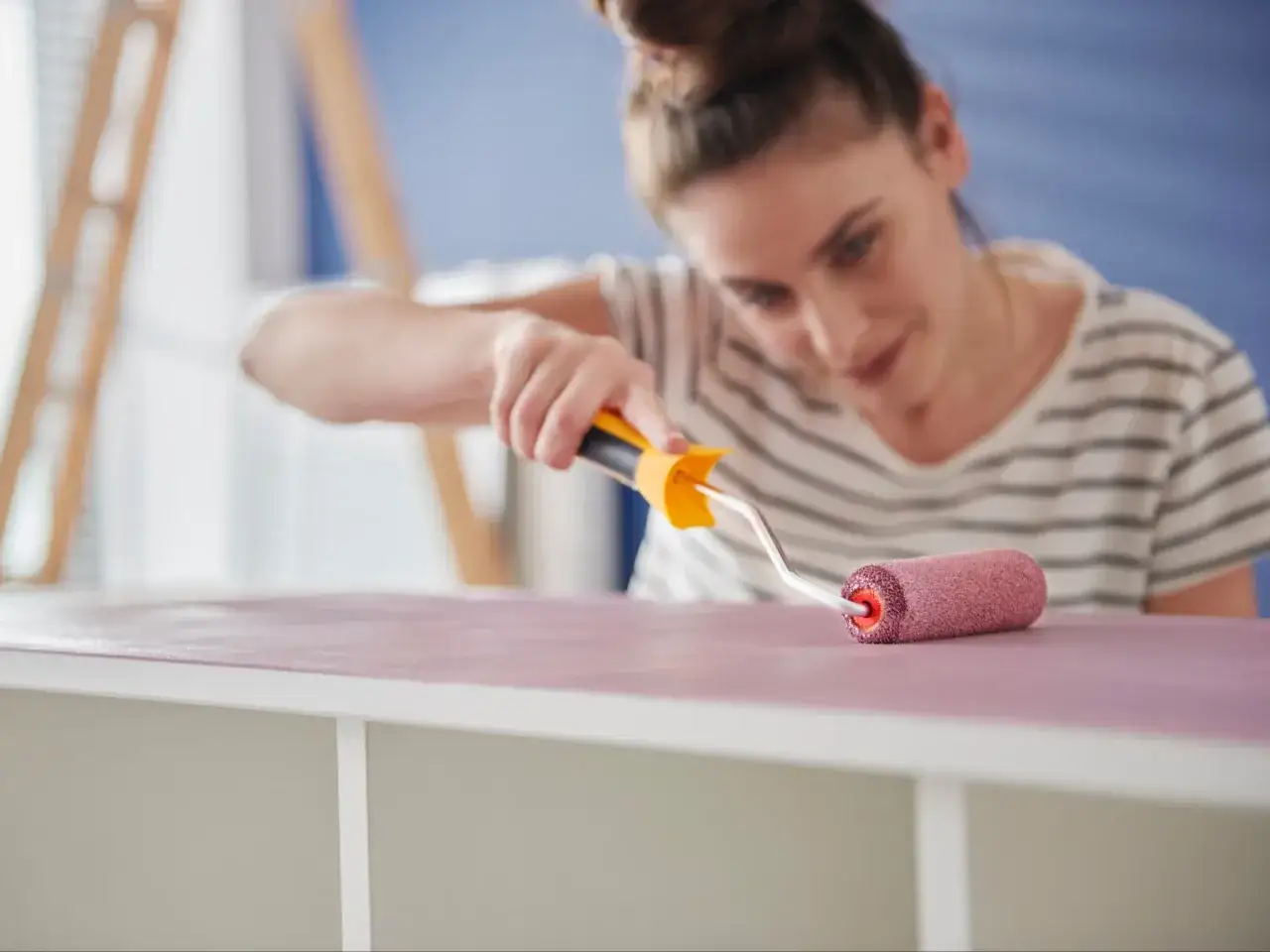 Czym pomalować szafkę łazienkową, aby uniknąć zniszczeń i wilgoci?