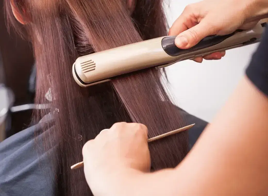 Prostownica niszczy włosy? Jak prostować bezpiecznie i bez obaw!