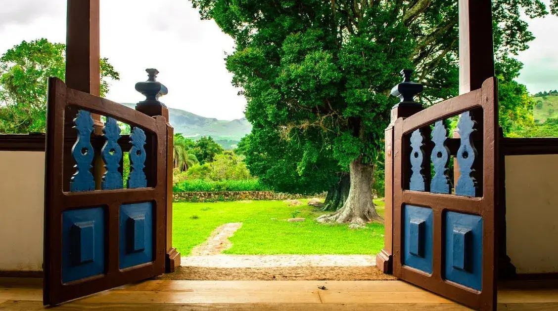 Jak wybrać idealny kolor domku na działce, aby zachwycał?