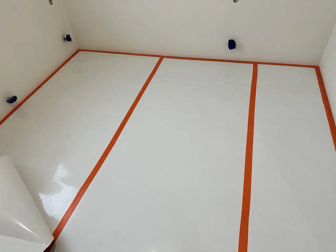 Jak skutecznie zabezpieczyć podłogę podczas remontu, aby uniknąć uszkodzeń