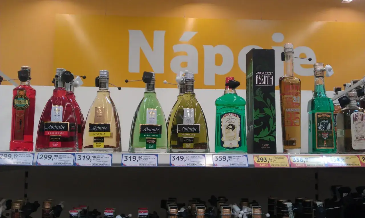 Butelki absyntu w różnych kolorach i kształtach. Idealne, co warto przywieźć z Czech, jako pamiątkę lub dla koneserów.