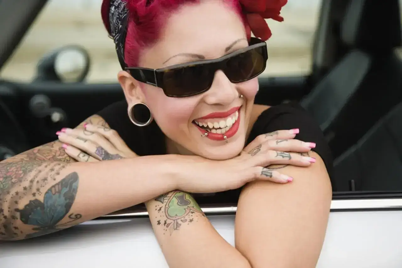 Kolczyki jak tunele: jak je nosić i uniknąć błędów w rozciąganiu