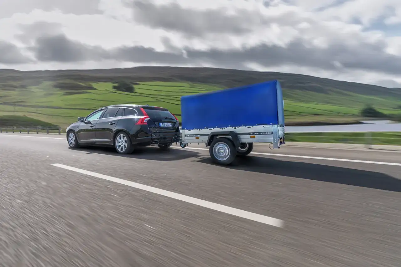 Ile można jechać z lawetą na autostradzie? Poznaj ważne przepisy