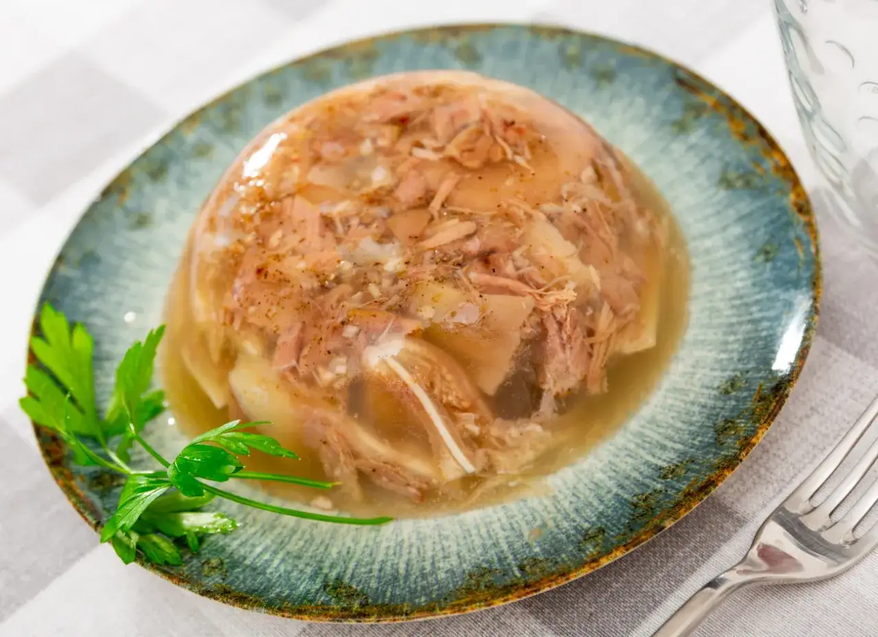 Jak zrobić idealne zimne nóżki? Przepis na galaretę bez żelatyny