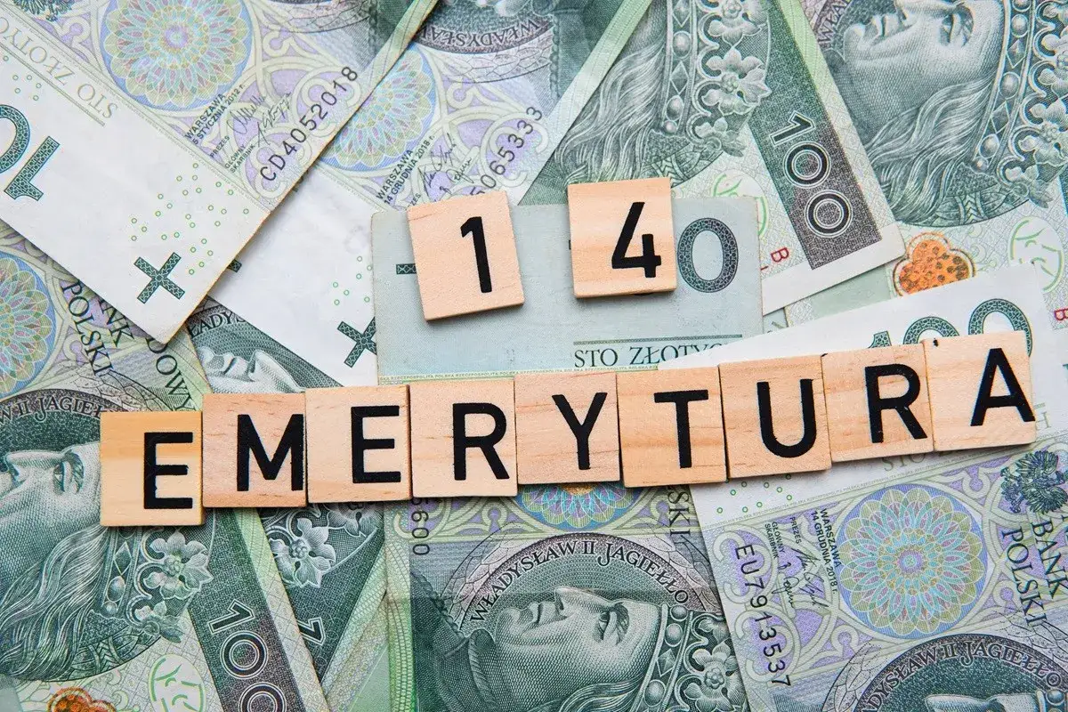 Litery układają słowo "EMERYTURA" na tle polskich banknotów. Kiedy składać wniosek o emeryturę w KRUS?
