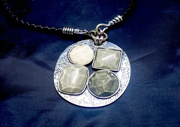 Jak zawiązać wisiorek na rzemyku: Prosty sposób na idealne dopasowanie