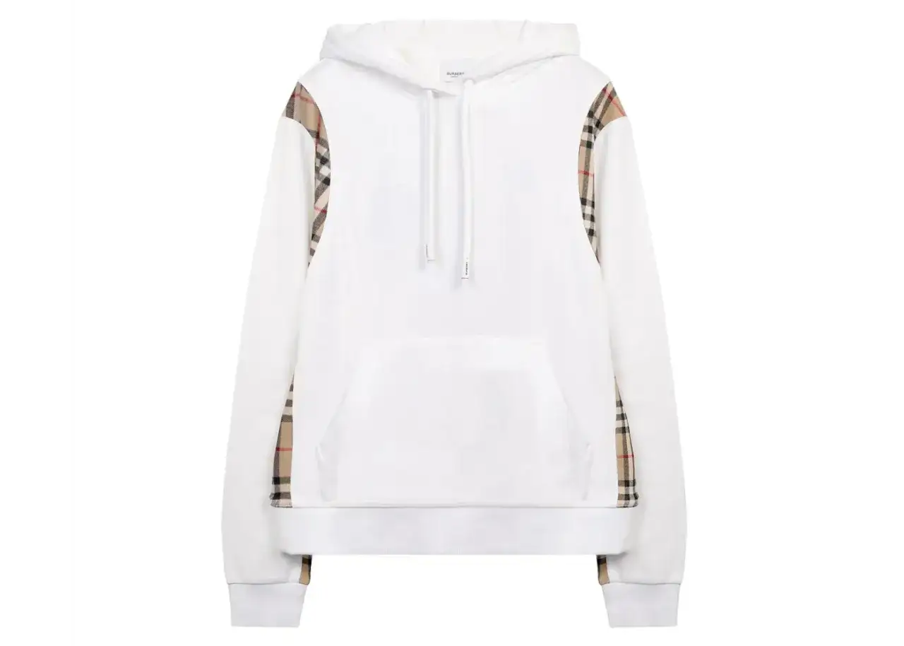 Biała bluza z kapturem Burberry z charakterystycznym wzorem w kratę na rękawach.