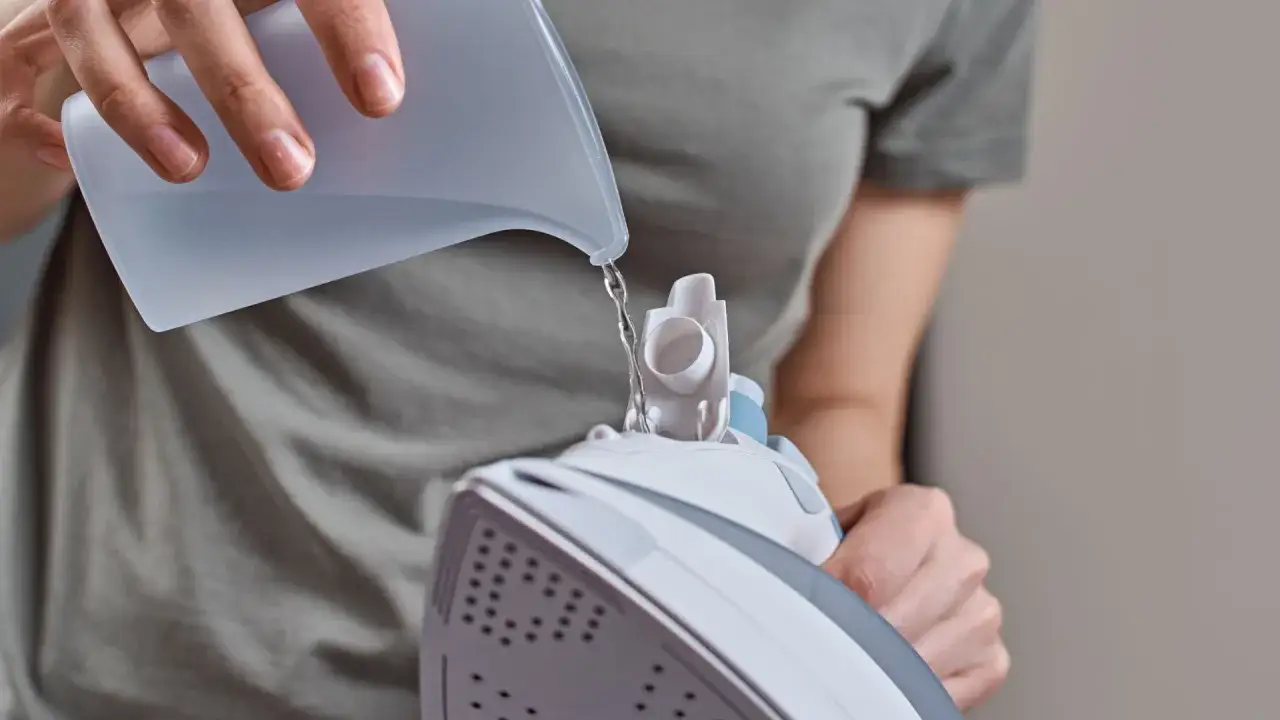 Czy generator pary wymaga specjalnej wody destylowanej, żeby nie zachodził kamieniem? Woda jest nalewana do żelazka.