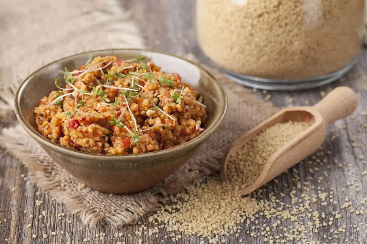 Miseczka kuskusu z warzywami i kiełkami. Idealne danie, które można jeść od razu po treningu, by uzupełnić energię.