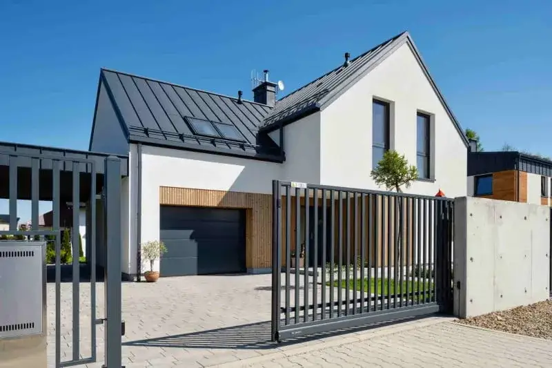 Jak wysokość bramy wjazdowej wpływa na komfort i przepisy budowlane