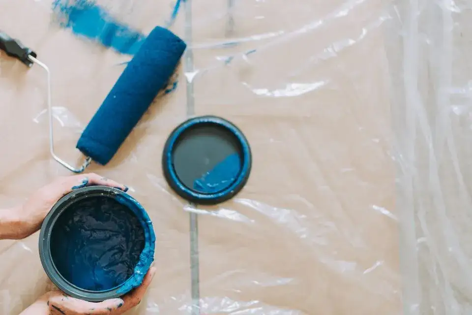 Gdzie wyrzucić farby? Kluczowe informacje o ich utylizacji i recyklingu