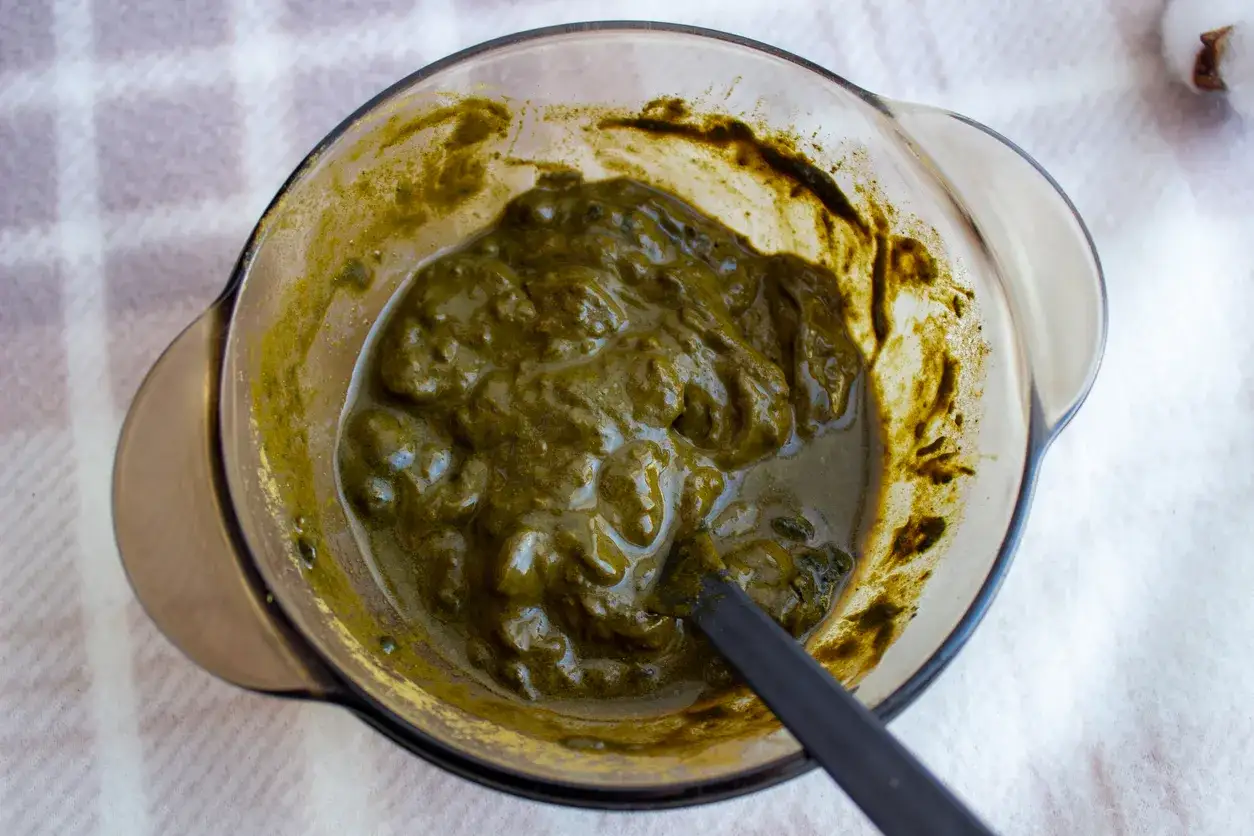 Usuwanie henny z włosów: uniknij zieleni i zniszczeń!