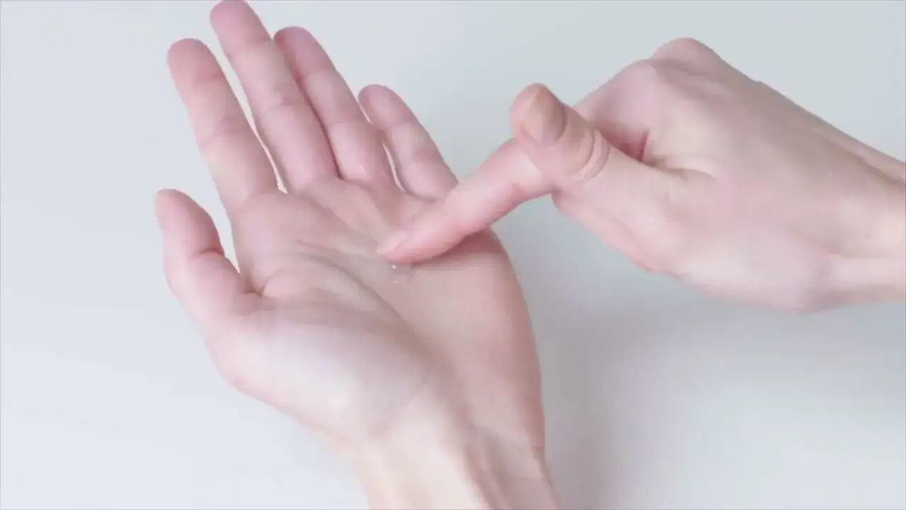 Jak czyścić soczewki miesięczne, aby uniknąć podrażnień i infekcji