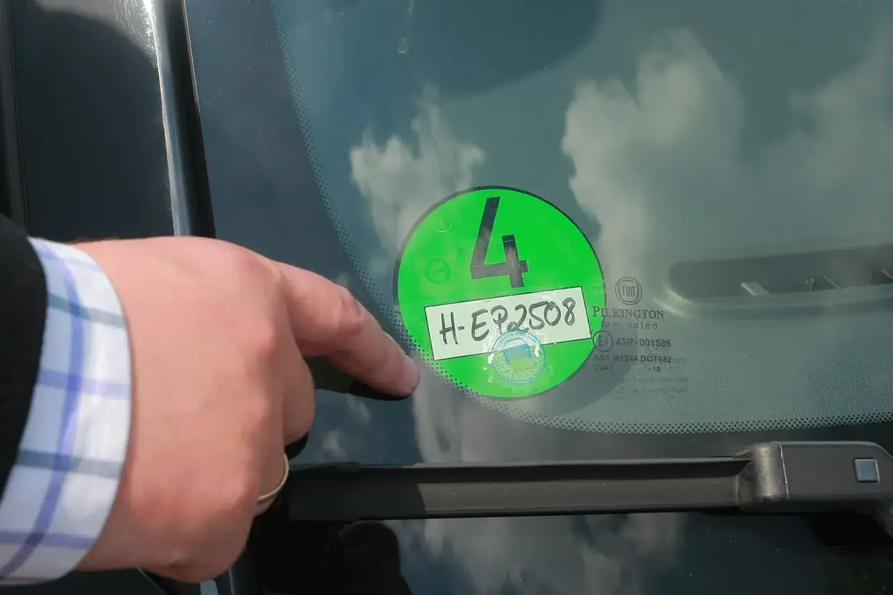 Naklejka ekologiczna Niemcy: Gdzie kupić i jak uniknąć mandatu?