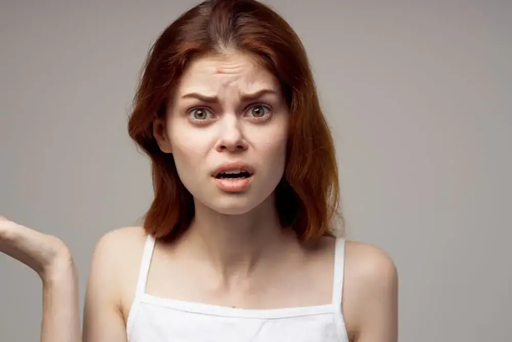 Pryszcze na czole: przyczyny, skuteczne sposoby i kiedy iść do lekarza