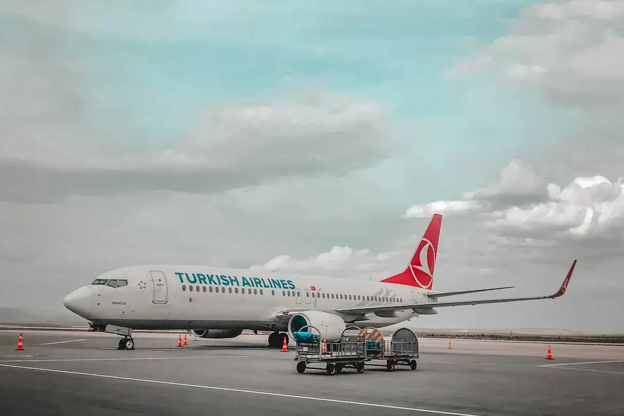 Samolot Turkish Airlines na płycie lotniska, gotowy do odprawy. Lot czarterowy wkrótce się rozpocznie.