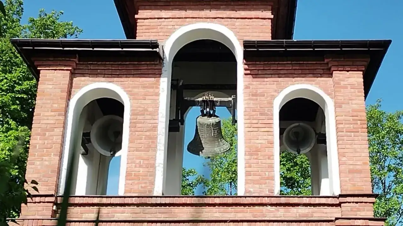 Kiedy biją dzwony w kościele? Odkryj ich znaczenie i tradycje