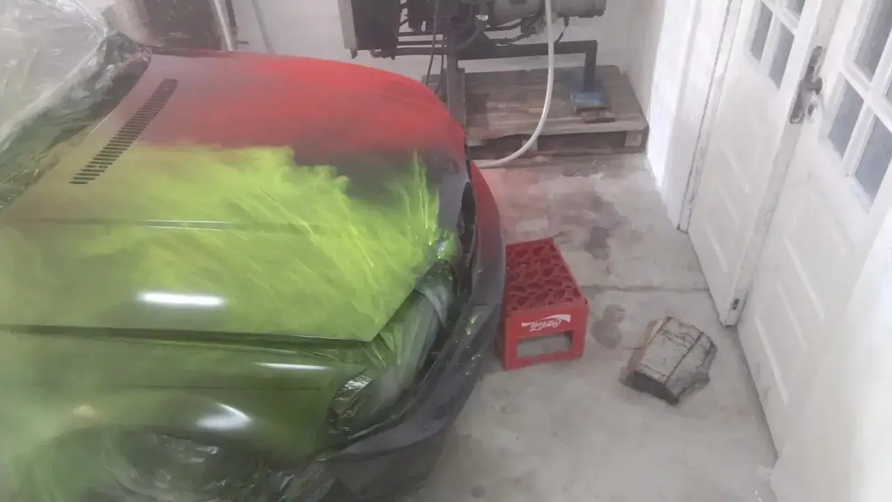 Lakierowanie samochodu w garażu? Co potrzebne + jak uniknąć błędów