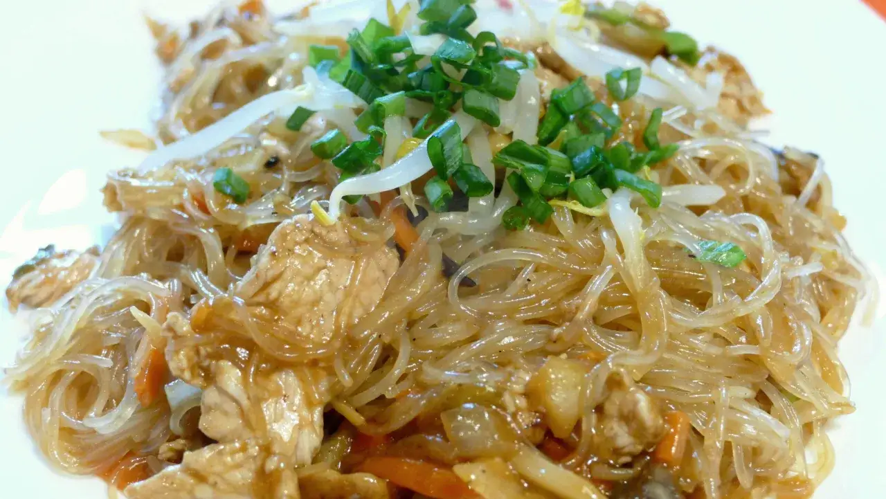 Makaron sojowy z kurczakiem jak od chińczyka: Sekrety smaku