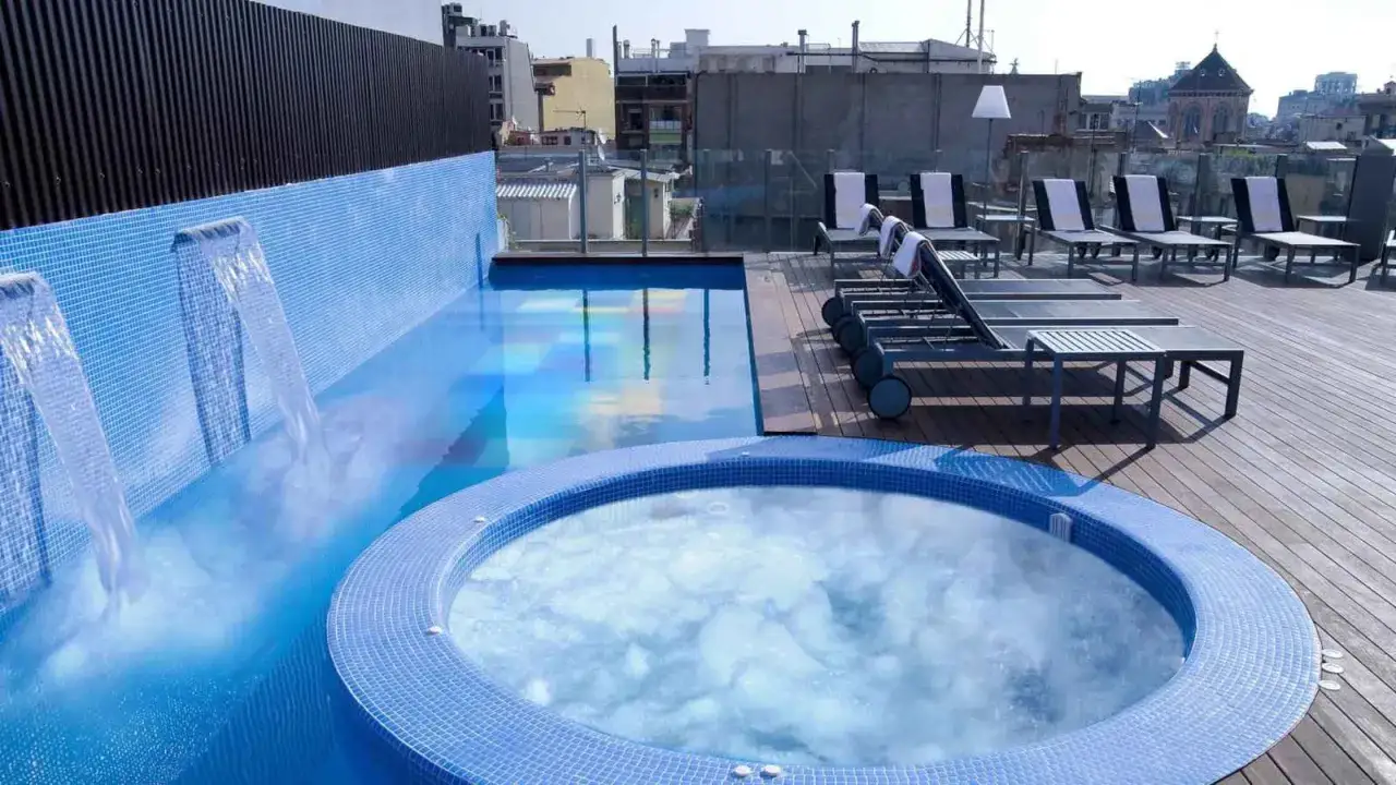 Axel Hotel Berlin: Inklusiver Gay-Hotspot mit Rooftop-Bar & Spa