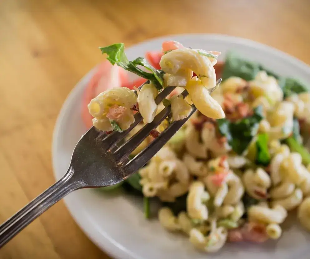 Sałatka z makaronu ryżowego: 3 przepisy na każdą okazję + sekrety
