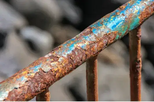 Jaką farbę na rdzę ogrodzenie wybrać, aby uniknąć problemów?