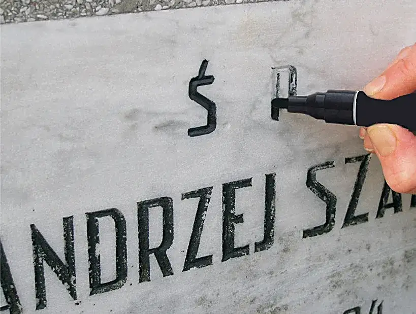 Jaką farbę do malowania liter na pomniku wybrać, aby przetrwała?