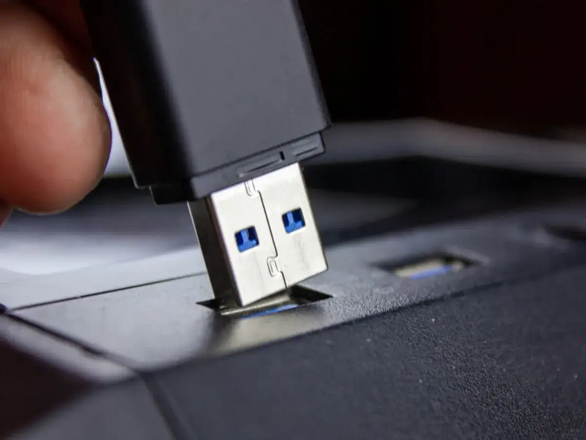 Telefon nie widzi pendrive'a? 5 kroków do rozwiązania problemu!