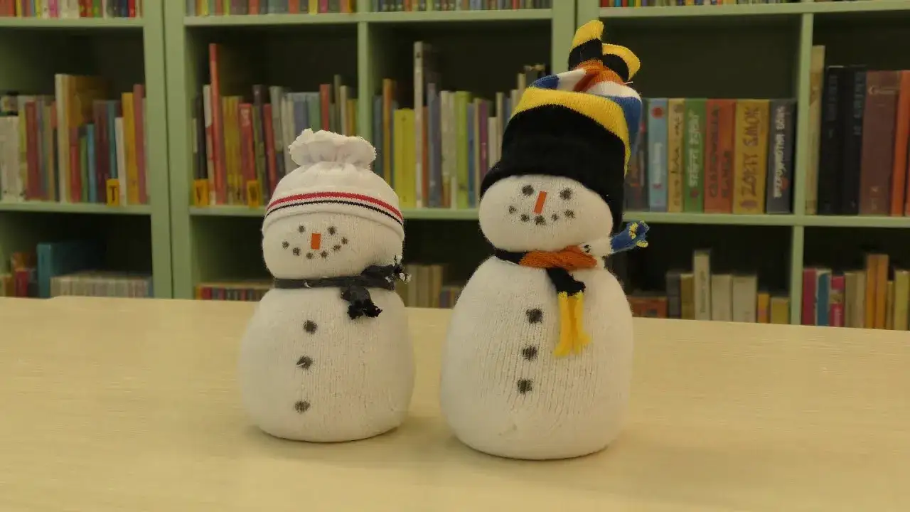 Jak zrobić bałwanka ze skarpetki – proste kroki do świątecznej dekoracji