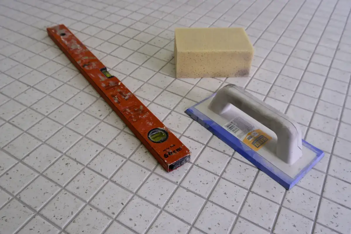 Montaż płytek gipsowych krok po kroku: Zrób to sam i uniknij błędów