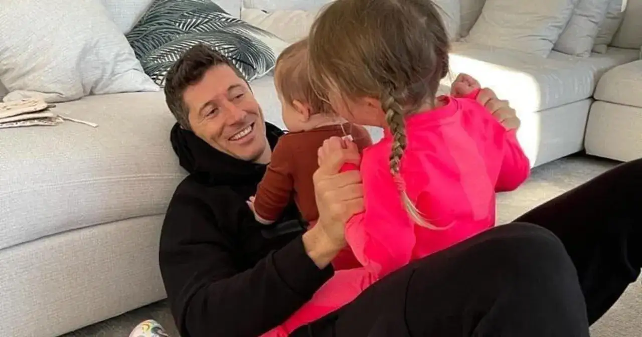 Robert Lewandowski z dwójką swoich dzieci, córką i synkiem, cieszy się chwilą spokoju w domu.