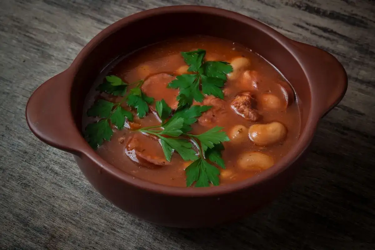 Magiczne przyprawy do zupy fasolowej, które podkręcą jej smak