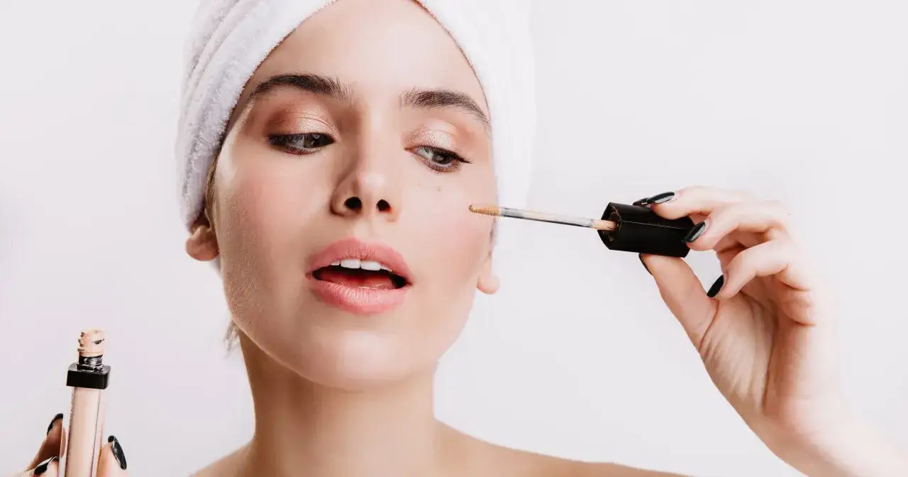 Korektor: Jak nakładać, by makijaż był trwały i bez "ciastka"?