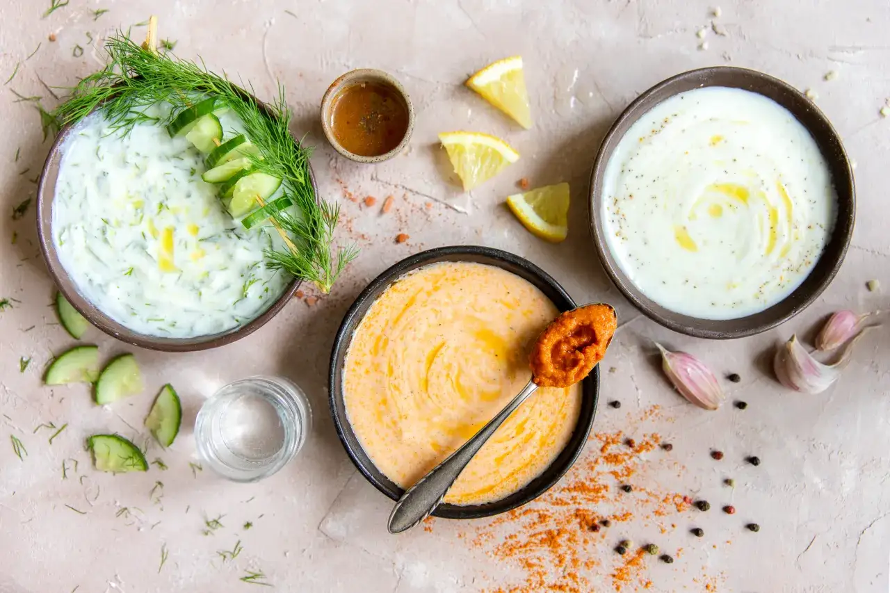 Jak zapobiec warzeniu jogurtu w sosie? Proste triki