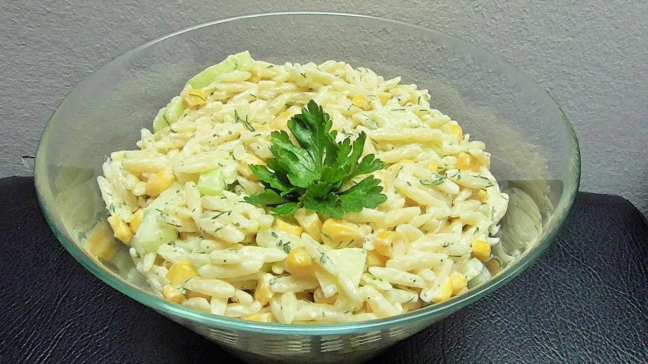 Sałatka z makaronem jak ryż – prosta i smaczna receptura na każdą okazję