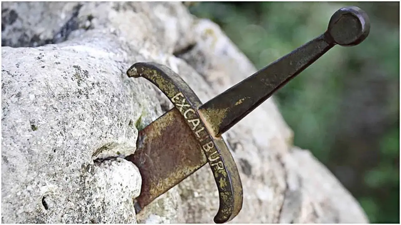 Miecz Excalibur, symbol legendy o królu Arturze, tkwi w kamieniu.