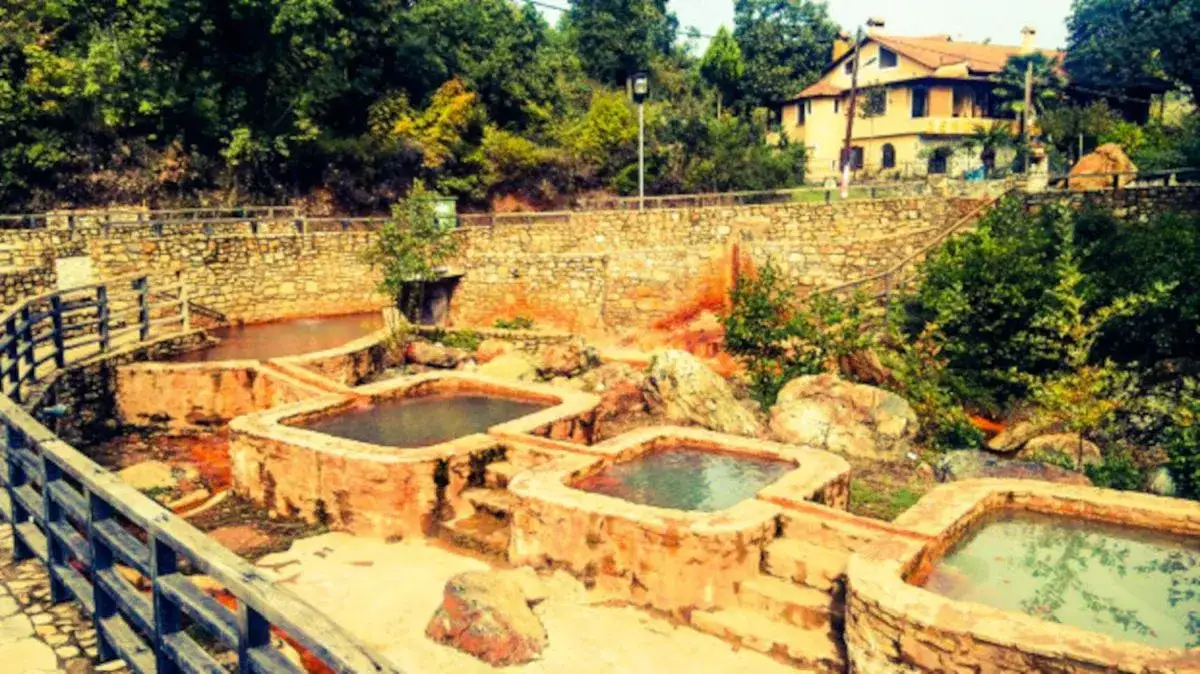 Kokkino Nero atrakcje: odkryj niezwykłe źródła mineralne i kulturę