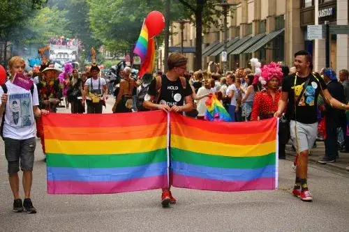 Co to jest społeczność LGBT? Zrozumienie jej historii i znaczenia