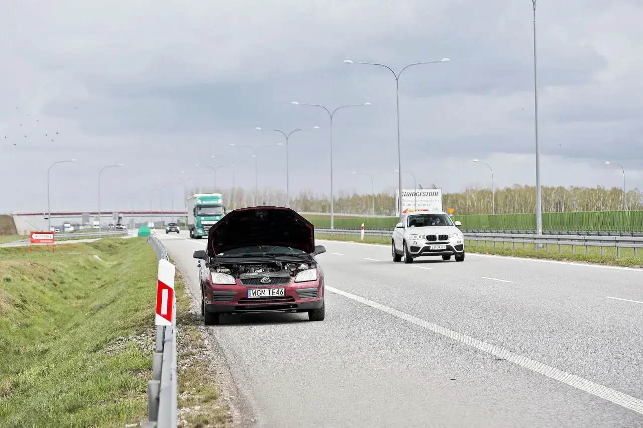 Holowanie na autostradzie: Czy można? Zakazy, wyjątki i mandat!