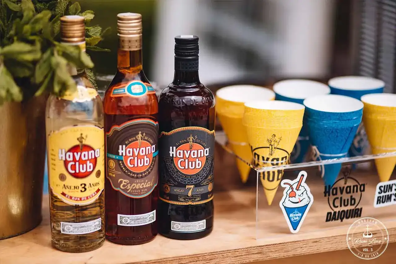 Drinki z rumem: Jak zrobić klasyki i proste koktajle w domu?