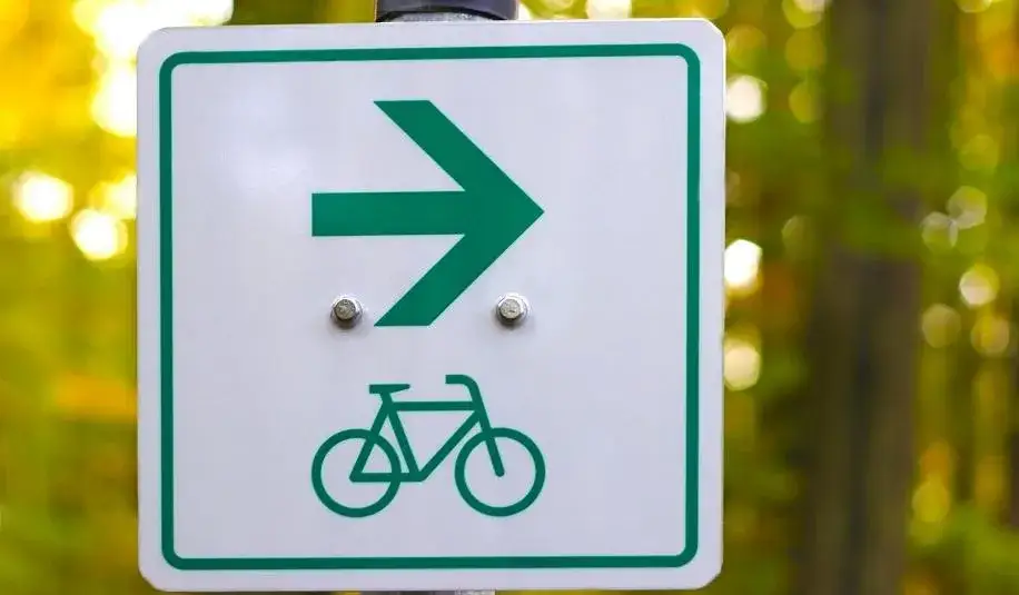 Co oznaczają kolory szlaków rowerowych i jak je skutecznie wykorzystać
