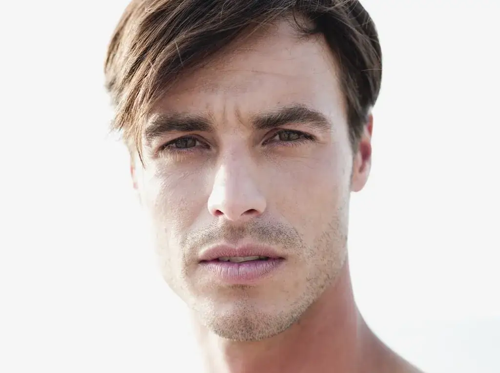 Długa grzywka męska: 7 stylowych fryzur które odmłodzą